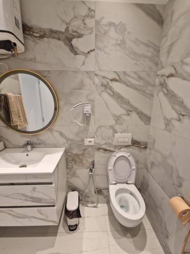 Ένα μπάνιο στο ELOFIRA RoomS