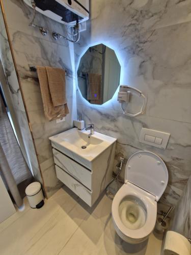 Ένα μπάνιο στο ELOFIRA RoomS