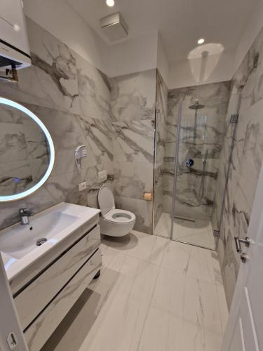 Ένα μπάνιο στο ELOFIRA RoomS