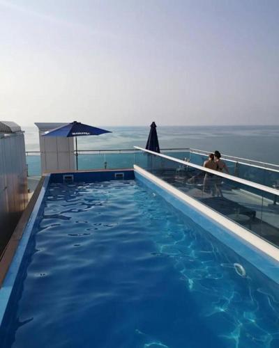 Bazén v ubytování Rainbow Apartment Batumi nebo v jeho okolí