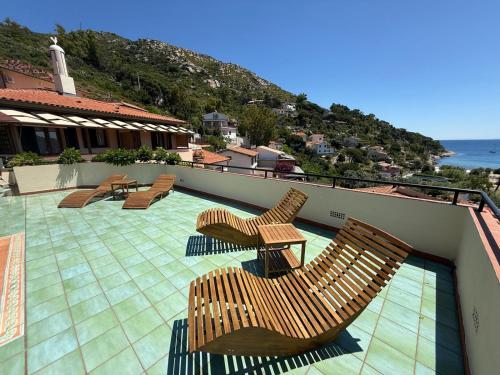 two chairs sitting on the roof of a building at Hotel Galli - Wellness & Spa in Fetovaia