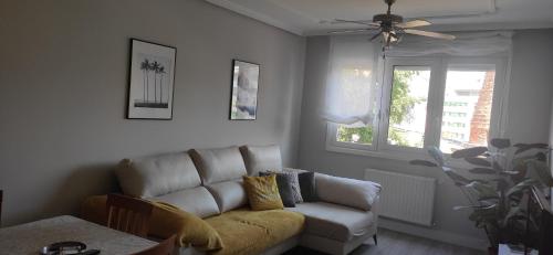 Una sala de estar con un sofá y una ventana. en Spacious with free parking in Old Town-Casco Viejo, en Bilbao