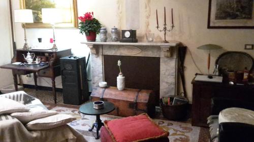 een woonkamer met open haard en een bank bij La Casa di Einstein in Genua