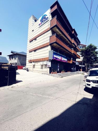 a building on the corner of a street at Hotel Postcard in Pālampur