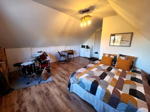 une chambre avec un lit et une batterie dedans dans l'établissement Le refuge des Châtaigniers à 10min d'Etretat, à Criquetot-lʼEsneval