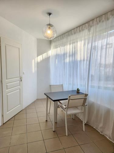 une salle à manger avec une table et deux chaises dans l'établissement Studio en hyper centre - à 250M de la plage de La Tranche, à La Tranche-sur-Mer