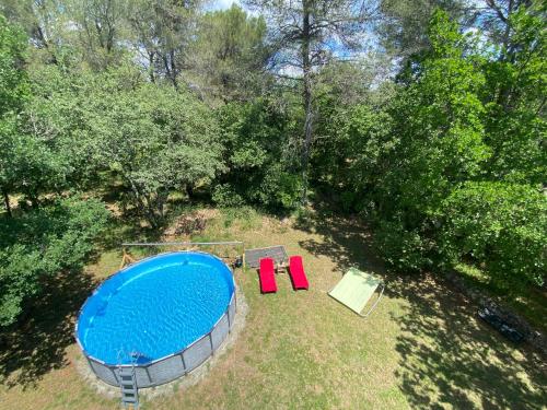une vue aérienne d'une piscine et de tables de pique-nique dans l'établissement Villa la Commanderie, à Pontevès