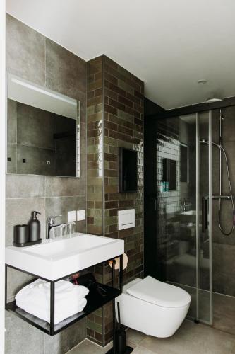 a bathroom with a sink and a shower and a toilet at Boutique B&B Oud Aa in Breukelen