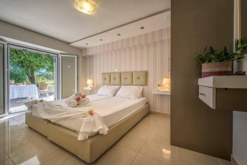 Un pat sau paturi într-o cameră la Alba Boutique Apartments