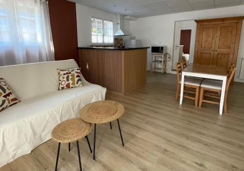 un salon avec un canapé et deux tables dans l'établissement Casa di Como, à La Ciotat