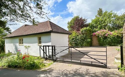 PyecombeにあるThe Stables at The Forge - Self Contained Guest House on S Downs Way, nr Brightonの白い家