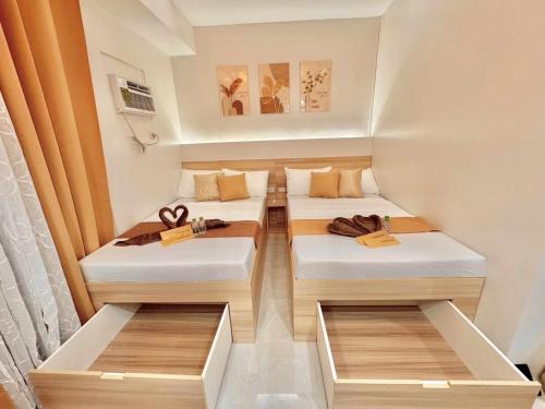 Katil atau katil-katil dalam bilik di Tranquil Mountain View in Cebu City Studio unit for 1 to 4 pax with High speed WiFi Free Pool and Netflix