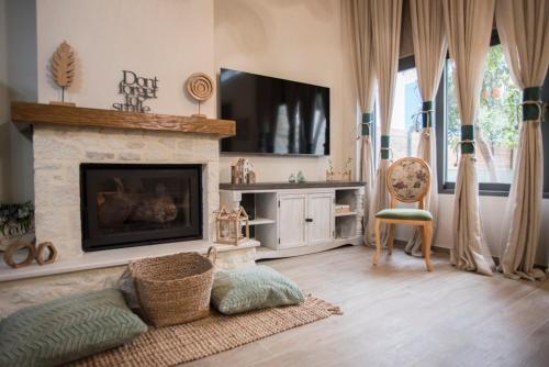 Telewizja i/lub zestaw kina domowego w obiekcie panos luxury apartment