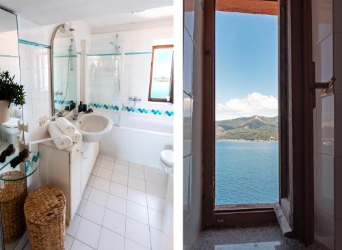 dwa zdjęcia łazienki z widokiem na ocean w obiekcie Delizioso Loft a Forte Stella, Isola d'Elba w mieście Portoferraio