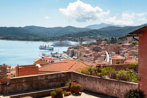 a view of a city with boats in the water at Delizioso Loft a Forte Stella, Isola d'Elba in Portoferraio