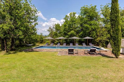 une piscine avec des chaises et un gazebo dans l'établissement Villa Bim, à Bonnieux