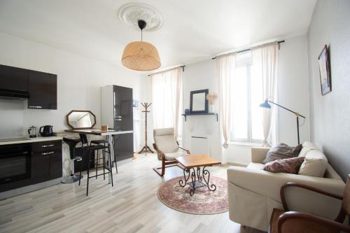 un salon avec un canapé et une table dans l'établissement Le République I Centre Ville & Vue mer, à Brest