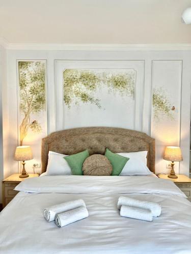 ein Schlafzimmer mit einem großen Bett mit Handtüchern darauf in der Unterkunft Bridge Apartments- STUDIO 7 in Besenic