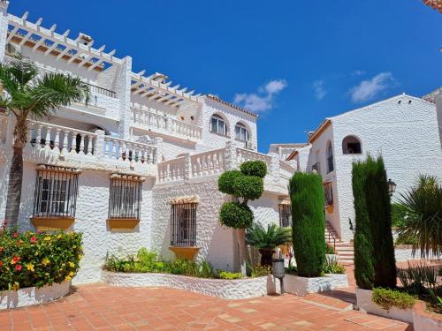 Brand new, Villabonita, sea views, swimming pool and parking