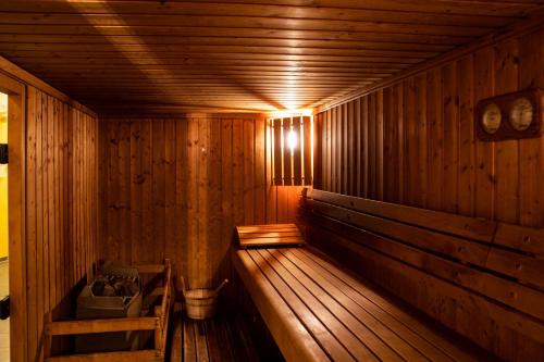 a wooden sauna with a bench in the middle at Hotel-Restaurant Thomsen in Delmenhorst