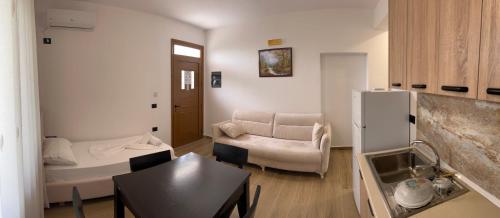 a living room with a couch and a table at Vila Martini in Vlorë
