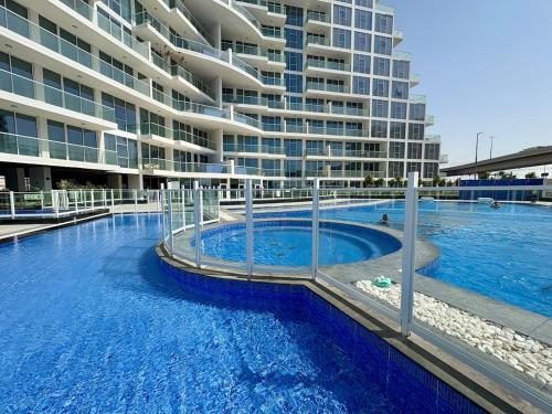 Dubai Studio Retreat Pool, Gym, Balcony & Queen Bed for Two