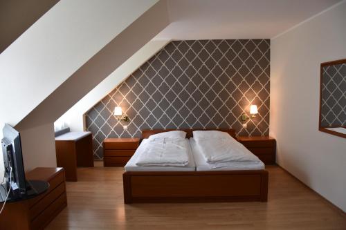 ein Schlafzimmer mit einem Bett und einer Wand in der Unterkunft Dom Hotel in Gescher