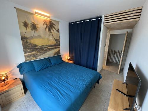 - une chambre dotée d'un lit bleu et d'une peinture murale dans l'établissement Villa d'Oléron 5 étoiles avec piscine, à Dolus-d'Oléron