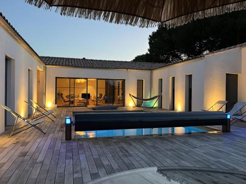 une villa avec un lit et une piscine dans l'établissement Villa d'Oléron 5 étoiles avec piscine, à Dolus-d'Oléron
