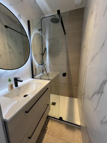 une salle de bain avec un lavabo et une douche dans l'établissement Villa d'Oléron 5 étoiles avec piscine, à Dolus-d'Oléron