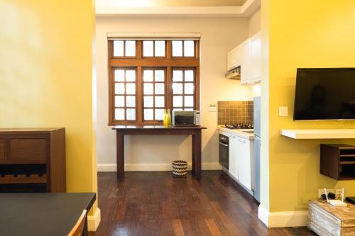 A cozinha ou kitchenette de Olma Hotel & Suites