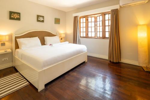 Uma cama ou camas num quarto em Olma Hotel & Suites