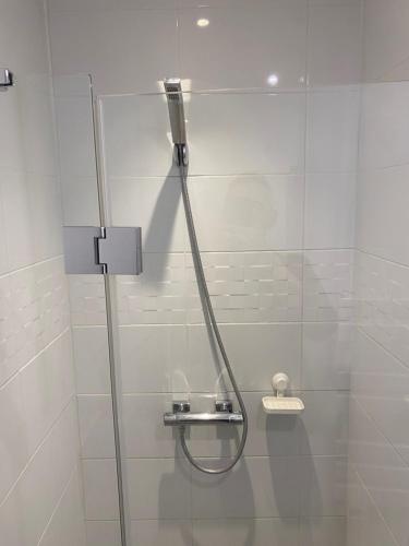 d'une douche avec une porte en verre et un lavabo. dans l'établissement P3, 2 bedrooms, quiet, Montpellier city center, à Montpellier