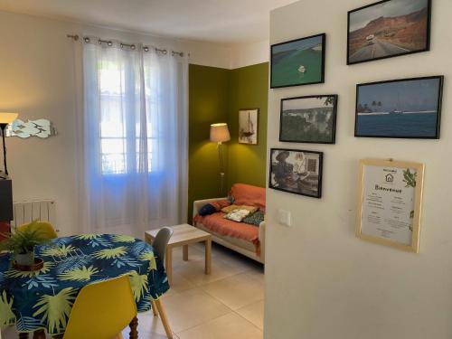 un salon avec une table et un canapé dans l'établissement P3, 2 bedrooms, quiet, Montpellier city center, à Montpellier