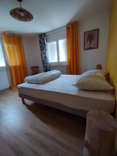 Ένα ή περισσότερα κρεβάτια σε δωμάτιο στο Maison au calme dans Bergerac proche du centre et des services