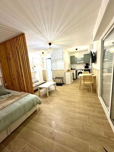 une chambre avec un lit et un salon dans l'établissement Studio Calme proche Gare Menton Garavan, à Menton