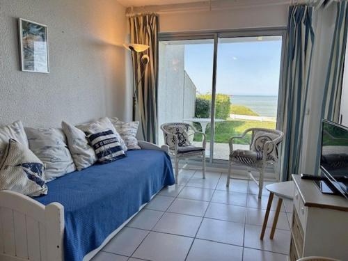 ein Schlafzimmer mit Bett und Blick auf das Meer in der Unterkunft Appartement en bord de mer avec jardin, parking et animaux acceptés à Royan - FR-1-494-63 in Royan