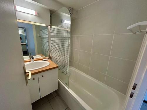 une salle de bain avec une baignoire, un lavabo et une douche dans l'établissement Appartement en bord de mer avec jardin, parking et animaux acceptés à Royan - FR-1-494-63, à Royan