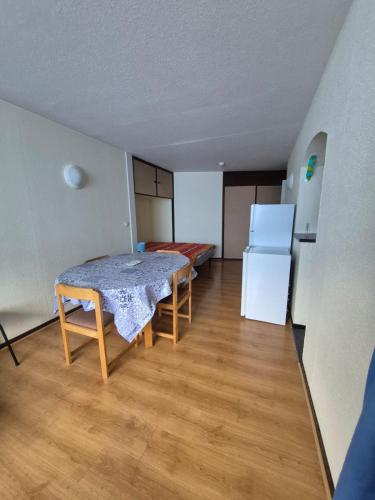 une petite cuisine avec une table et un réfrigérateur dans l'établissement Appartement 6 personnes pied des pistes, à Bagnères-de-Bigorre