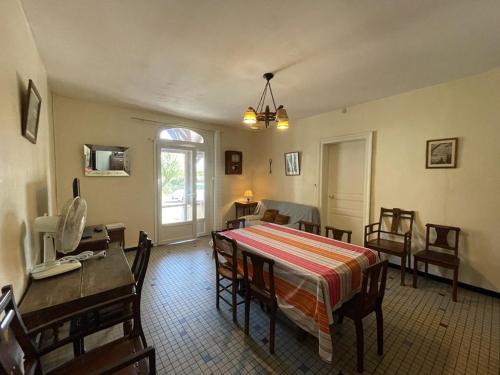 un salon avec une table et une salle à manger dans l'établissement T4 confortable 6 pers avec Wifi, terrasse et jardin à 200m de la plage - Vieux-Boucau-les-Bains - FR-1-379-158, à Vieux-Boucau-les-Bains