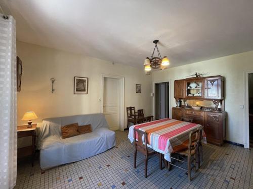 une chambre avec un lit, une table et un canapé dans l'établissement T4 confortable 6 pers avec Wifi, terrasse et jardin à 200m de la plage - Vieux-Boucau-les-Bains - FR-1-379-158, à Vieux-Boucau-les-Bains