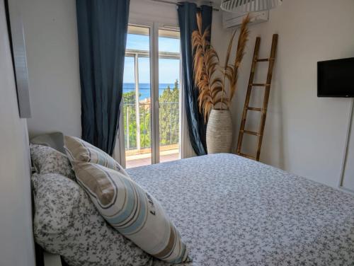 une chambre avec un lit avec vue sur l'océan dans l'établissement vue mer grande terrasse plage à 2 min à pieds, à Sanary-sur-Mer