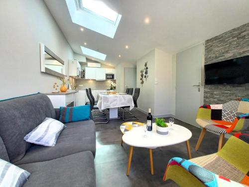 un salon avec un canapé et une table dans l'établissement Saint Georges de Didonne - TOUT CONFORT et TOUT A PIED - APPARTEMENT au TOP, à Saint-Georges-de-Didonne