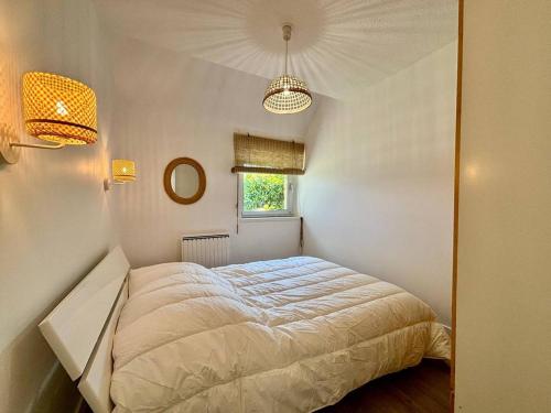 une chambre avec un lit et une fenêtre dans l'établissement Charmant T2 avec terrasse à 150m plages, Carnac - 2 pers, TV, parking, proche commerces - FR-1-377-17, à Carnac