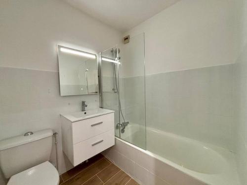 une salle de bain avec toilettes, douche et lavabo dans l'établissement Charmant T2 avec terrasse à 150m plages, Carnac - 2 pers, TV, parking, proche commerces - FR-1-377-17, à Carnac