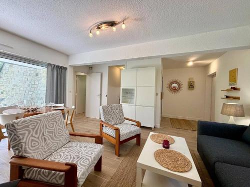 un salon avec un canapé, des chaises et une table dans l'établissement Charmant T2 avec terrasse à 150m plages, Carnac - 2 pers, TV, parking, proche commerces - FR-1-377-17, à Carnac