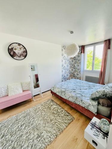 une chambre avec deux lits et un tapis dans l'établissement Appartement proche centre-ville, à Bergerac