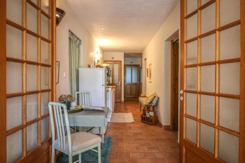 a dining room with a table and a refrigerator at Gîte de plain-pied sans escaliers, Dordogne in Firbeix