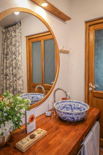 a bathroom with two sinks and a large mirror at Gîte de plain-pied sans escaliers, Dordogne in Firbeix