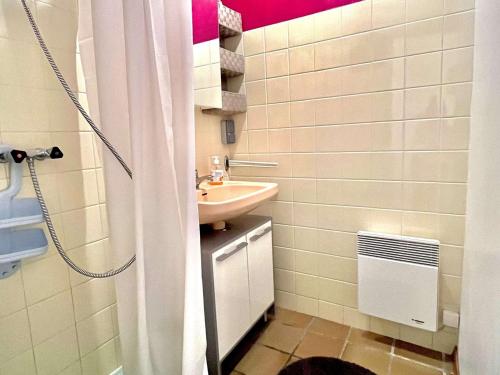 une petite salle de bain avec un lavabo et une douche dans l'établissement Étel - Appartement 2P 50m² proche port - FR-1-479-222, à Étel
